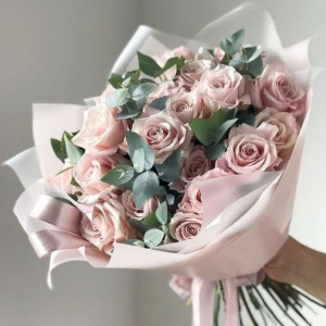19 нежных роз с эвкалиптом