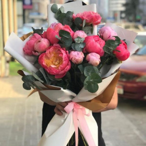 Букет 11 пионов микс с эвкалиптом и упаковкой