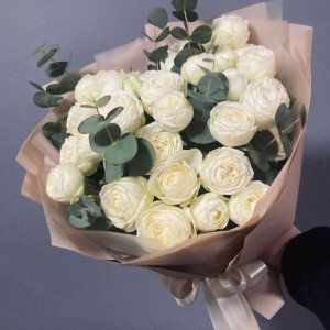 Букет 9 веток кустовой пионовидной розы с эвкалиптом и упаковкой