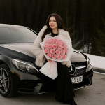 25 розовых роз в белой упаковке