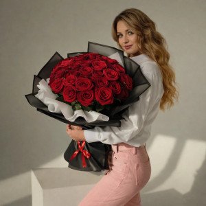 25 красных роз в черно-белой упаковке